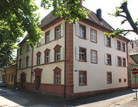 Ansicht des Hauptbaues von NW. Nach links schließen Querflügel und (niedriger) der Ostbau an. / Pfarrhof in 79341 Kenzingen (22.05.2009 - Dipl.-Ing. Stefan King, Kandelstr. 8, 79106 Freiburg)