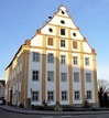 Schloß Nordstetten / Ehem. Schloss, heute Rathaus in 72160 Horb am Neckar-Nordstetten (19.03.2015 - Nordstetter Schloss mit dem alten Wehrturm, in dem sich die Mikwe der jüdischen Gemeinde befand.
© Joachim Lip, Schule-BW, http://www.schule-bw.de/unterricht/faecheruebergreifende_themen/landeskunde/modelle/verbuende/deutsch/dichter/bertholdauerbach/1hintergrundinfo.htm, abgerufen am 19.03.2015) Schloß Nordstetten / Ehem. Schloss, heute Rathaus in 72160 Horb am Neckar-Nordstetten (19.03.2015 - Nordstetter Schloss mit dem alten Wehrturm, in dem sich die Mikwe der jüdischen Gemeinde befand.
© Joachim Lip, Schule-BW, http://www.schule-bw.de/unterricht/faecheruebergreifende_themen/landeskunde/modelle/verbuende/deutsch/dichter/bertholdauerbach/1hintergrundinfo.htm, abgerufen am 19.03.2015)