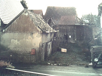 Hofraum von der Straße aus gesehen (um 2002) / Ehem. Dreiseithof in 74078 Kirchhausen (B. Lohrum)