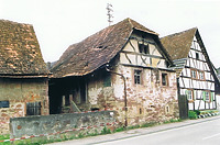 Straßenseitige Ansicht des Gebäudes / Hochwaldstr. 25 in 79341 Kenzingen, Nordweil (30.09.1999 - Dipl.-Ing. Stefan King, Kandelstr. 8, Freiburg.)