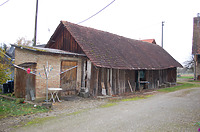 Gesamtansicht mit kleinem, seitlichen Anbau / Holzschopf in 88682 Weildorf (18.11.2013 - S. Uhl)