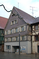 Ansicht von Nordwesten, Blick auf die Straßenfront. Hinter der verputzten Fassade verbirgt sich ein umfangreich erhaltener Fachwerkbau des 17. Jahrhunderts. / Wohn- und Geschäftshaus in 88512 Mengen (28.11.2015 - Stefan Uhl)