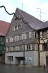 Ansicht von Nordwesten, Blick auf die Straßenfront. Hinter der verputzten Fassade verbirgt sich ein umfangreich erhaltener Fachwerkbau des 17. Jahrhunderts. / Wohn- und Geschäftshaus in 88512 Mengen (28.11.2015 - Stefan Uhl)