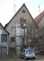 Blick auf die rückwärtige Giebelscheibe. Die Fachwerksubstanz von Obergescossen und Giebelscheibe ist hinter dem Verputz verborgen. / Wohn- und Geschäftshaus in 88512 Mengen (28.11.2015 - Stefan Uhl)