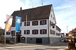 Blick von Nordosten auf das Hauptgebäude. Kernbestand ist ein um 1608/09 (d) errichteter Fachwerkbau, dessen Außenwände später in Mauerwerk ersetzt wurden / Gasthaus Zum Bären in 88524 Uttenweiler (16.11.2015 - Stefan Uhl) Blick von Nordosten auf das Hauptgebäude. Kernbestand ist ein um 1608/09 (d) errichteter Fachwerkbau, dessen Außenwände später in Mauerwerk ersetzt wurden / Gasthaus Zum Bären in 88524 Uttenweiler (16.11.2015 - Stefan Uhl)