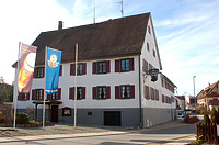 Blick von Nordosten auf das Hauptgebäude. Kernbestand ist ein um 1608/09 (d) errichteter Fachwerkbau, dessen Außenwände später in Mauerwerk ersetzt wurden / Gasthaus Zum Bären in 88524 Uttenweiler (16.11.2015 - Stefan Uhl)