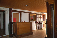 Flurbereich im Erdgeschoß des Hauptgebäudes. Im Erdgeschoß haben sich nur noch wenige Fachwerkwände aus der Zeit vor der Erneuerung der Außenwände erhalten. / Gasthaus Zum Bären in 88524 Uttenweiler (16.11.2015 - Sefan Uhl)