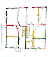Baualterplan Grundriß 2. Obergeschoß.
Die Fachwerksubstanz der Entstehungszeit des Baues um 1676/77 (d) (im Baualtersplan grün eingetragen) hat sich im Obergeschoß noch in größeren Resten erhalten. Das Gebäude war schon von Anfang an durch eine Mittellängwand in zwei Hälften geteilt. Die straßenseitigen Wohnräume (oben) wurden im 18. oder frühen 19. Jahrhundert umfangreich verändert (im Plan rot eingetragen). Die rückwärtigen Längsflure und die seitlichen kleineren Einzelräume entsprechen hingegen im Wesentlichen der ursprünglichen Baukonzeption. / Wohn- und Geschäftshaus in 88512 Mengen (01.12.2015 - Stefan Uhl)