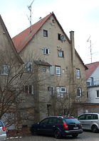 Rückansicht des Gebäudes. Die Fachwerkkonstruktion in fast vollständig unter dem Putz verborgen. / Wohn- und Geschäftshaus in 88512 Mengen (28.11.2015 - Stefan Uhl)