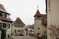 Platzgestaltung zweier zusammenlaufender Straßen, benachbarter Uhrtum (rechts) / Wohnhaus in 79410 Badenweiler-Lipburg (05.01.2009 - Burghard Lohrum) Platzgestaltung zweier zusammenlaufender Straßen, benachbarter Uhrtum (rechts) / Wohnhaus in 79410 Badenweiler-Lipburg (05.01.2009 - Burghard Lohrum)
