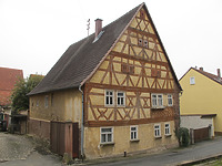 Ansicht des Gebäudes von Westen (2011) / Wohnhaus in 97950 Großrindenfeld, Großrinderfeld (21.10.2011 - Markus Numberger, Esslingen) Ansicht des Gebäudes von Westen (2011) / Wohnhaus in 97950 Großrindenfeld, Großrinderfeld (21.10.2011 - Markus Numberger, Esslingen)