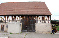 Die Rautenmuster und Rautenöffnungen über dem Tennentor nehmen renaissancezeitliche Motive auf und zeugen von Ansprüchen an ein „schmückendes“ Bauwerk.  / Scheune in 71549 Auenwald, Däfern (04.08.2010)