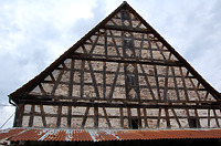 Der Südgiebel unseres Betrachtungsobjektes. / Scheune in 71549 Auenwald, Däfern (04.08.2010)