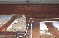 Eine mit der Dachrinne leider verdeckte Schönheit ist der fein geschnittene Zahnfries und die an der Unterkante des Traufprofils angebrachte, mit der Schweifsäge aufwändig dekorierte Schmuckleiste. Die Abbildung zeigt den Anstoß des 2. Anbaus, an dem diese Dekoration nicht mehr fortgesetzt worden ist.  / Scheune in 71549 Auenwald, Däfern (04.08.2010)