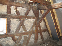 Geschweifte Andreaskreuze und Kopfwinkelhölzer belegen die einstige
Fachwerksichtigkeit / Wohn- und Geschäftshaus in 73614 Schorndorf (06.07.2011 - Markus Numberger, Esslingen)
