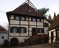 Ostfassade mit Eintrag des ehemaligen Fachwerkgiebels / Fachwerkhaus in 79346 Endingen (13.04.2016 - Frank Löbbecke) Ostfassade mit Eintrag des ehemaligen Fachwerkgiebels / Fachwerkhaus in 79346 Endingen (13.04.2016 - Frank Löbbecke)