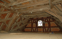 Die Längsaussteifung wird über eine rautenartig verflochtene Verstrebung je Dachzone hergestellt. / Schloss Rechenberg in 74597 Stimpfach, Schwäbisch Hall (06.12.2010)