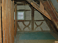 Westgiebel im 2. DG:
Die geschweiften Brüstungshölzer („Feuerböcke“) aus der Bauzeit des Hauses um 1550 und Einblicke in die gut erhaltene Dachkonstruktion.
 / Ehem. Lateinschule in 74189 Weinsberg (07.12.2010)