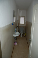 Der „Lange Gang“ - einst trockener Abort mit Fallentleerung in den Traufwinkel zwischen Häuser Nr. 3 und 1, später zum WC umgebaut. / Ehem. Lateinschule in 74189 Weinsberg (07.12.2010)