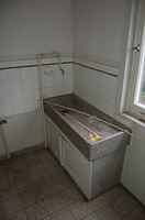 Der Spülstein aus Zeiten um 1910 wird geborgen und im Hauswirtschaftsraum im EG wieder funktional als Ausguss verwendet. / Ehem. Lateinschule in 74189 Weinsberg (07.12.2010)