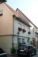 Ansicht von Nordost, von der Hauptstraße zurückgesetzt. / Wohnhaus in 74354 Besigheim (26.07.2016 - M. Haußmann)