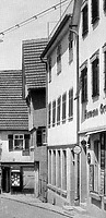 1930, Ansicht von Südwest, das mittelere Gebäude, zu der Zeit noch traufständig / Wohn- und Geschäftshaus in 74354 Besigheim (Stadtarchiv Besigheim)