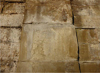 Schalige Rückwitterung oberflächenparallel, darunter sanden und schuppen die Oberflächen stark. / Subtropenterrassen in Stuttgart, Bad Cannstatt (strebewerk. Architekten GmbH)