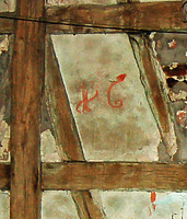 Im 2. DG, an der Innenseite des Nordgiebels, findet sich sogar noch eine große, in ziegelroter Farbe verblasste „16“ in zeittypischer Schreibweise, die zugehörige „10“ auf einem benachbarten Fachwerkfeld ist leider mit dem dort abgefallen Putz  wohl schon lange verschwunden.    / Sog. Chanofsky-Schloss, heute Rathaus in 74243 Langenbrettach, Langenbeutingen (07.09.2010)