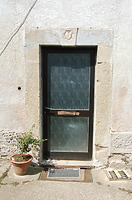 Eingangsbereich auf der Ostseite mit der Inschrift 1818 / Ehemaliges Gutshaus in 74219 Möckmühl, Züttlingen (02.08.2012 - Gerd Schäfer) Eingangsbereich auf der Ostseite mit der Inschrift 1818 / Ehemaliges Gutshaus in 74219 Möckmühl, Züttlingen (02.08.2012 - Gerd Schäfer)