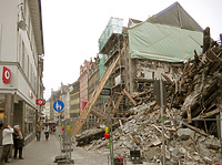 Kanzleistraße nach Osten, das Haus Nr. 19 nach dem Brand abgestützt (Aufnahme 26.2.2011). / Haus „Zum Torkelbaum“ in 78426 Konstanz (05.10.2016 - Frank Löbbecke)