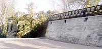 Nördliche Torbogenmauer in 78465 Konstanz-Litzelstetten, Insel Mainau (Frank Löbbecke) Nördliche Torbogenmauer in 78465 Konstanz-Litzelstetten, Insel Mainau (Frank Löbbecke)
