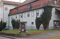Blick auf die Nordseite des Gebäudes. Im HIntergrund die modernen Brauereianbauten. / Fruchtkasten in 72516 Scheer (12/2016 - Stefan Uhl)