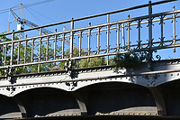 EÜ Heilbronn Schillerstraße, Detailansicht des Geländers mit Zierformen / Eisenbahnüberführung Schillerstraße in 74076 Heilbronn (August 2020 - strebewerk. Architekten GmbH)