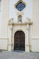 Kath. Pfarrkirche Ruhe Christi- Eingangsportal Detailansicht / Kath. Pfarrkirche Ruhe-Christi in 78628 Rottweil (Kath. Pfarrkirche Ruhe Christi- Nordostansicht)