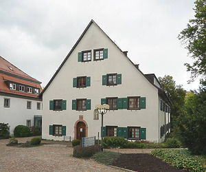 Ansicht von Südosten mit freiligendem Fachwerk / Ehem. Schaffnerei St. Josef in 78628 Rottweil- Rottenmünster (10.2021 - Stefan King)