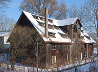 Gesamtansicht von Südwesten.
Abgesehen von einzelnen Veränderungen in der Befensterung der westlichen Giebelseite (links im Schatten) hat sich der Zustand der Erbauungszeit noch fast vollständig und ungestört erhalten. / Haartrockenschuppen der Gerberei Hermann Kolesch (abgegangen) in 88400 Biberach an der Riß (01/2017 - Stefan Uhl)
