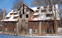 Gesamtansicht von Süden
Abgesehen von den deutlich erkennbaren Bauschäden hat sich der Zustand der Entstehungszeit noch fast vollständig und ungestört erhalten. / Haartrockenschuppen der Gerberei Hermann Kolesch (abgegangen) in 88400 Biberach an der Riß (01/2017 - Stefan Uhl)