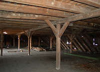 Erstes Dachgeschoß, Blick durch den Innenraum nach Südosten.
Wie in allen anderen Geschossen auch ist hier im ursprünglichen Zustand eine große Trockenhalle ausgebildet, die nur durch die konstruktiv bedingte Stützenstellung gegliedert wird. / Haartrockenschuppen der Gerberei Hermann Kolesch (abgegangen) in 88400 Biberach an der Riß (01/2017 - Stefan Uhl)