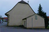 Ansicht Nord. Ungegliederte Giebelseite des Gebäudes mit davor gebauter Garage / Ehem. Zehntscheune in 71120 Grafenau-Döffingen (Armin Seidel)