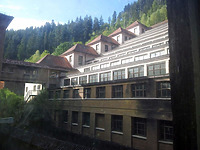 Blick in den Innenhof / Ehem. Junghans Uhrenfabrik, sog. Terrassenbau, heute Uhrenmuseum in 78713 Schramberg (Bildarchiv Freiburg, Landesamt für Denkmalpflege)