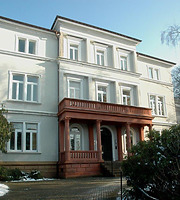 Westfassade, Detail Eingangsrisalit / Villa (Anwesen), ehem. Franziskanerkloster in 79100 Freiburg im Breisgau, keine genauere Zuordnung (Landesamt für Denkmalpflege, Dienstsitz Freiburg, Ref. 82, 83.3) Westfassade, Detail Eingangsrisalit / Villa (Anwesen), ehem. Franziskanerkloster in 79100 Freiburg im Breisgau, keine genauere Zuordnung (Landesamt für Denkmalpflege, Dienstsitz Freiburg, Ref. 82, 83.3)