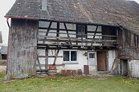 Wohnteil, Nordseite. Bauzeitlicher Laubengang und zweigeschossiger Abortanbau. / Wohn- und Ökonomiegebäude in 88682 Altenbeuren
