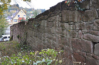 Ausschnitt der Friedhofsmauer / Friedhofsmauer in 77933 Lahr-Sulz (Bildarchiv, Landesamt für Denkmalpflege, Dienstsitz Freiburg) Ausschnitt der Friedhofsmauer / Friedhofsmauer in 77933 Lahr-Sulz (Bildarchiv, Landesamt für Denkmalpflege, Dienstsitz Freiburg)