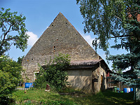 Südansicht mit Steingiebel des nachbarlichen Scheunenteils / Ehem. Schafscheune in 74673 Mulfingen-Simprechtshausen (25.07.2018 - Bastian Heuberger) Südansicht mit Steingiebel des nachbarlichen Scheunenteils / Ehem. Schafscheune in 74673 Mulfingen-Simprechtshausen (25.07.2018 - Bastian Heuberger)