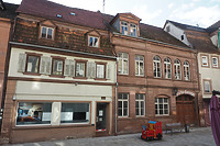 Ansicht zur Hauptstraße. Der ältere Teil links wurde 1790(d) errichtet, der jüngere Teil (rechts) 1885(d). / Gasthaus "Zum weißen Roß" in 97941 Tauberbischofsheim (2020 - Foto: Ingrid Winklmann)