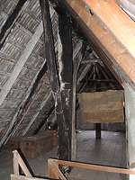 Blick auf einen Hochfirstständer im 2. Dachgeschoss mit Kopfband und vom 1. Dachgeschoss kommendem Langband  / Wohnhaus in 70599 Stuttgart, Plieningen (2014 - Markus Numberger, Esslingen)
