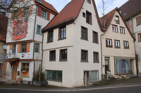 Gesamtansicht der Straßenfront mit dem zwischen den beiden Nachbargebäuden eingeklemmten Hauptgebäude des frühen 18. Jahrhunderts / Wohn- und Handwerkerhaus in 88499 Riedlingen (Stefan Uhl)