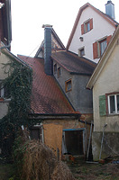 Rückansicht mit dem zwischen den Nachbargebäuden eingeklemmtem Rückgebäude. / Wohn- und Handwerkerhaus in 88499 Riedlingen (Stefan Uhl)