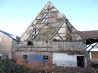 Sichtfachwerk der südlichen Giebelseite der Scheune von 1684 nach Abbruch der im 19. Jahrhundert angefügten Nebengebäude.   / Doppelscheune in 70794 Filderstadt, Bonlanden (11.01.2015  - Foto: Tilmann Marstaller)