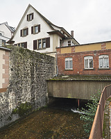 Vor dem Abbruch: Geb. Runzgasse 1, von Nordosten. Rechts der Werkstattbau über dem Gewerbekanal, links die Stadtmauer. / Ehem. Herrenmühle (abgegangen) mit Wasserbau in 79183 Waldkirch (02.2020 - Dipl.-Ing. Stefan King, Freiburg.)